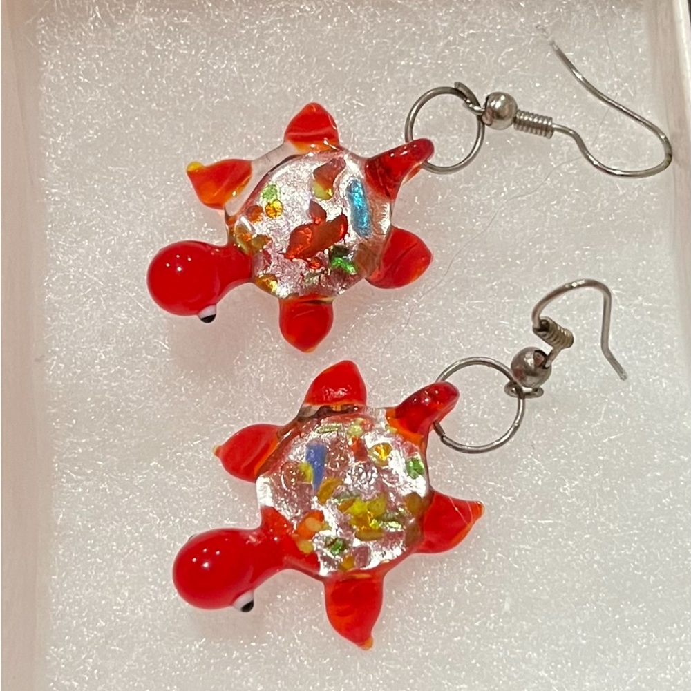Red glass turtle earrings.
